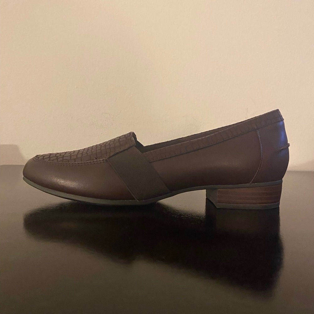 NWOT Women’s Brown Clark Leather Loafers
